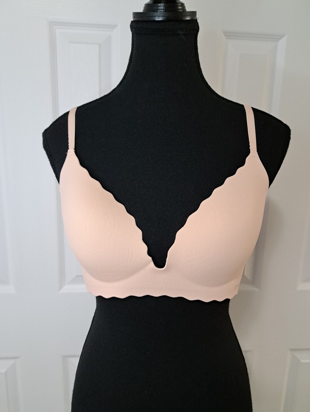 Tahari Scalloped Wireless Bra Blush Pink Nude Size 36C Neutral Feminine Smooth